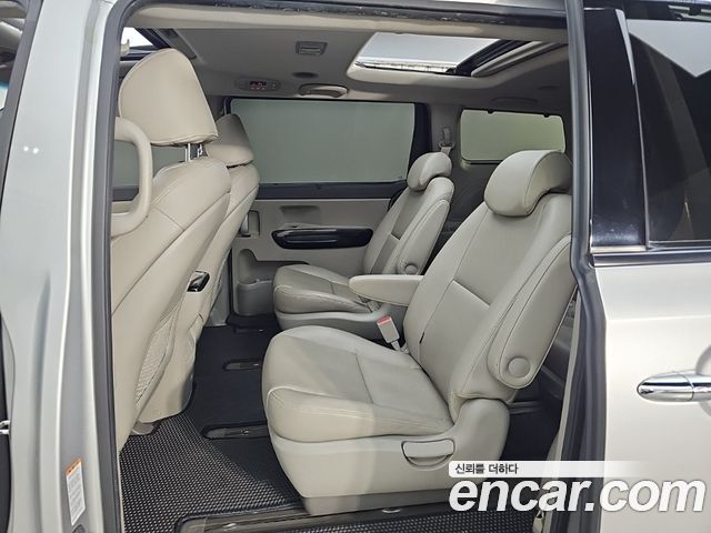 Kia Canival 2015 — photo 12