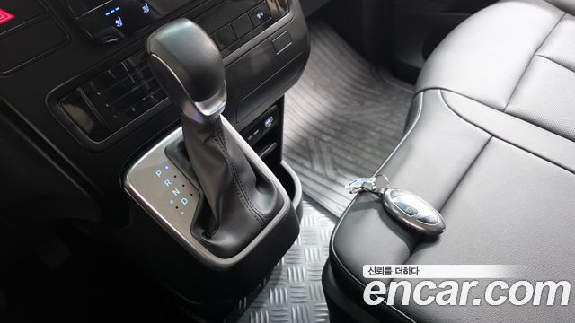 Hyundai Staria 2025 — photo 9