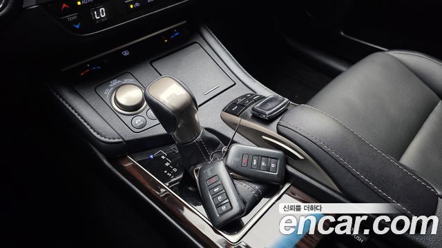 Lexus ES 2018 — photo 12
