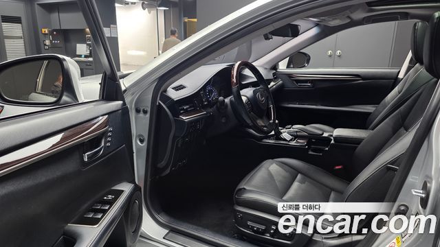 Lexus ES 2018 — photo 13