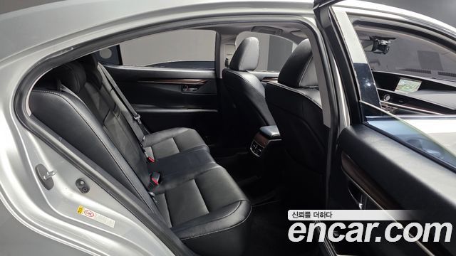 Lexus ES 2018 — photo 17