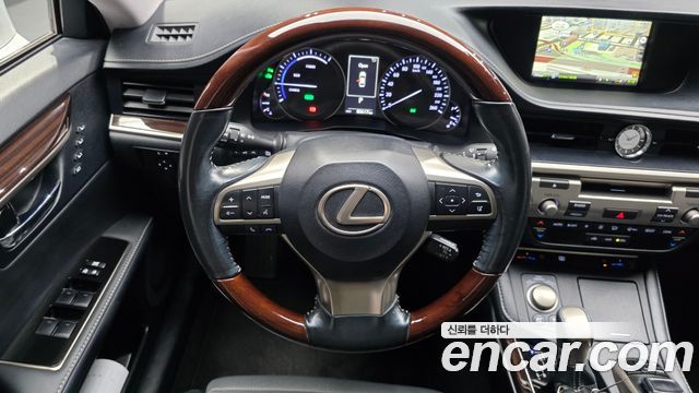 Lexus ES 2018 — photo 19