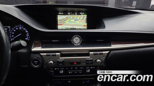 Lexus ES 2018 — photo 20