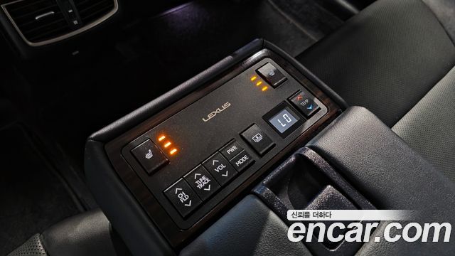 Lexus ES 2018 — photo 24