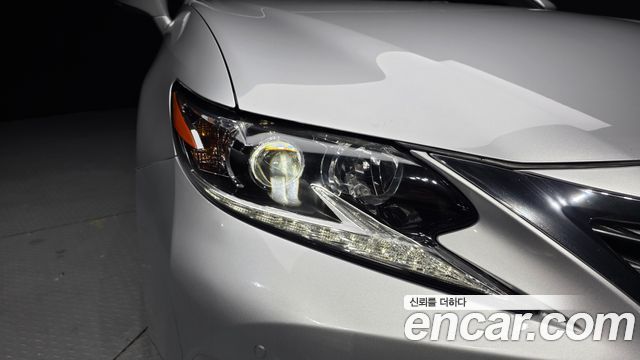 Lexus ES 2018 — photo 8