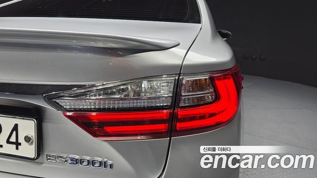 Lexus ES 2018 — photo 9