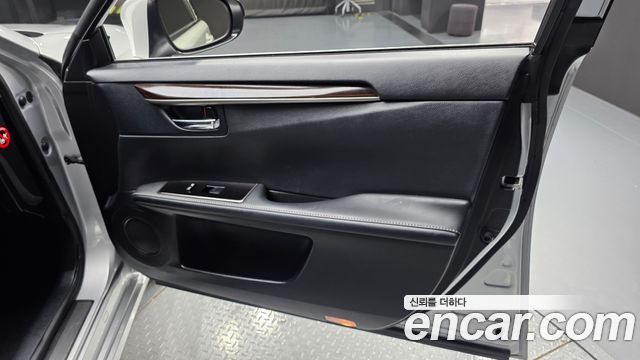 Lexus ES 2018 — photo 14