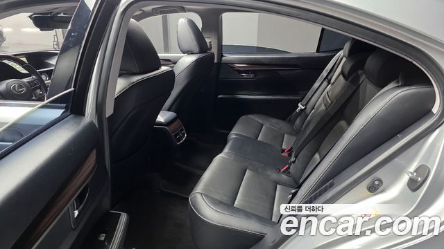 Lexus ES 2018 — photo 16