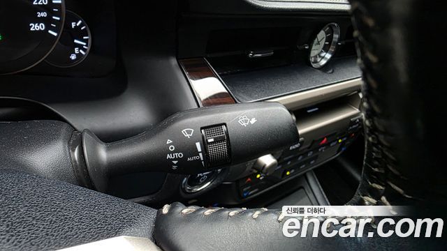 Lexus ES 2018 — photo 28