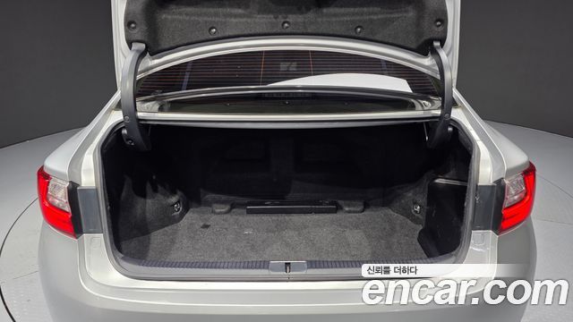 Lexus ES 2018 — photo 32