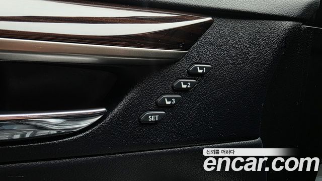 Lexus ES 2018 — photo 33
