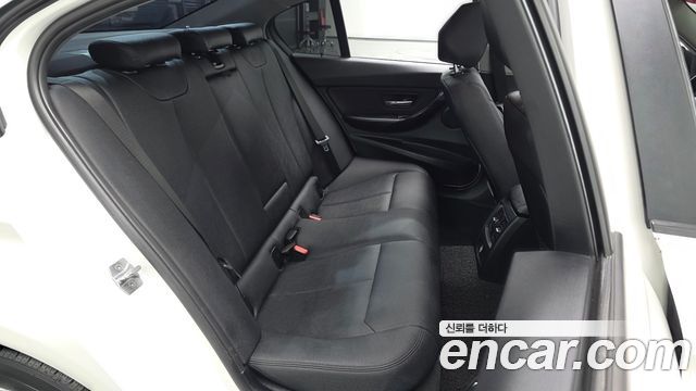 BMW 3-Series 2018 — photo 12