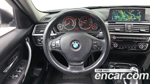 BMW 3-Series 2018 — photo 13