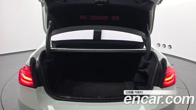 BMW 3-Series 2018 — photo 20