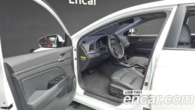 Hyundai AVANTE 2016 — photo 13