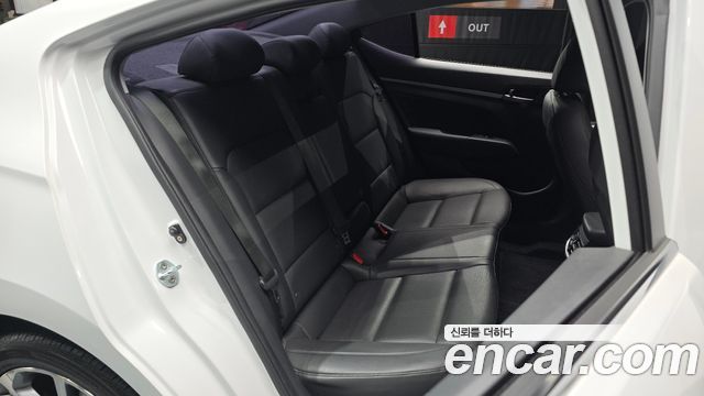 Hyundai AVANTE 2016 — photo 17