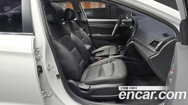 Hyundai AVANTE 2016 — photo 18