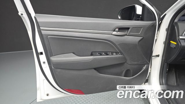 Hyundai AVANTE 2016 — photo 14