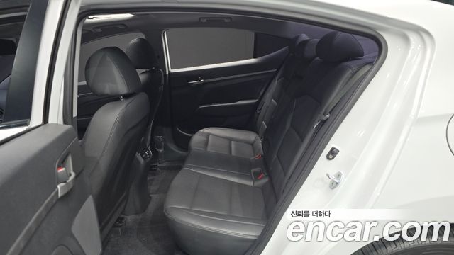 Hyundai AVANTE 2016 — photo 16