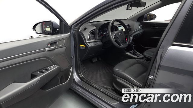 Hyundai AVANTE 2017 — photo 13