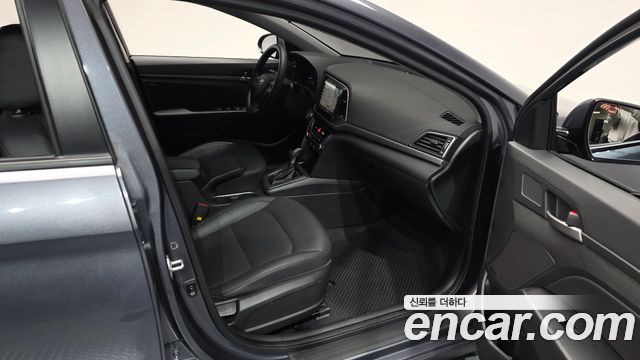 Hyundai AVANTE 2017 — photo 17