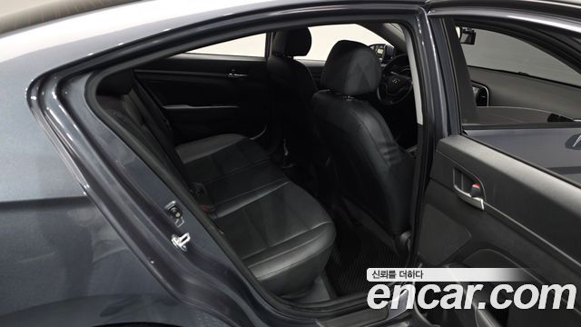 Hyundai AVANTE 2017 — photo 18