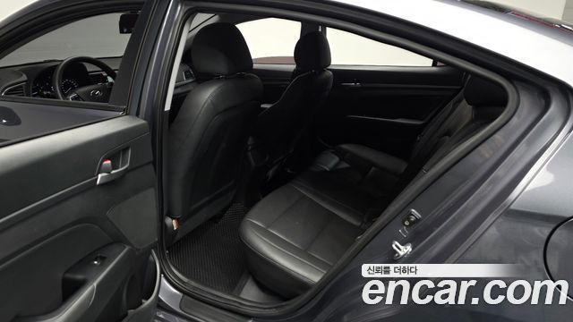 Hyundai AVANTE 2017 — photo 16