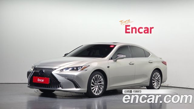 Lexus ES 2019 — photo 1