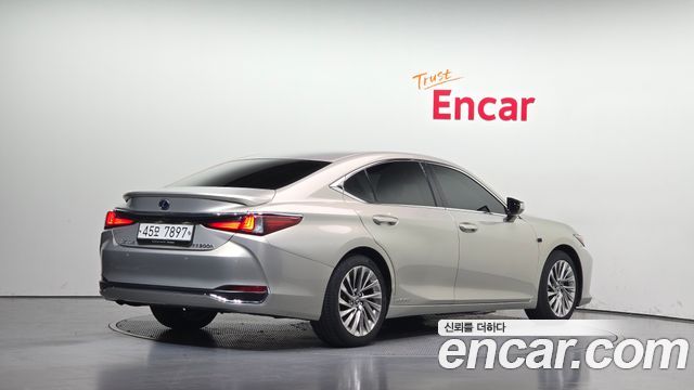 Lexus ES 2019 — photo 2