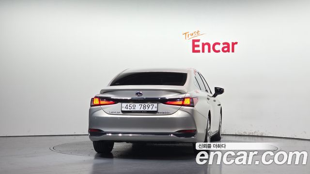 Lexus ES 2019 — photo 4
