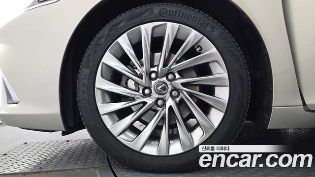 Lexus ES 2019 — photo 5