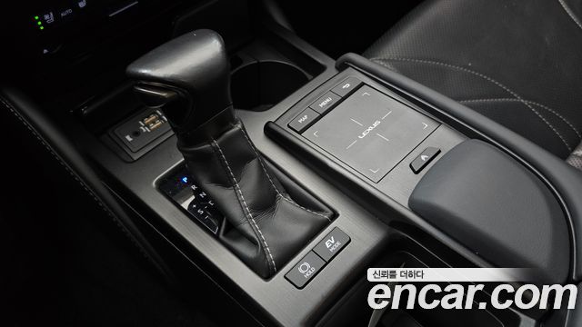 Lexus ES 2019 — photo 9
