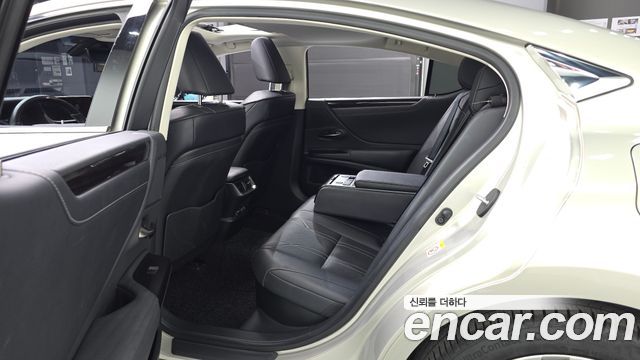 Lexus ES 2019 — photo 11