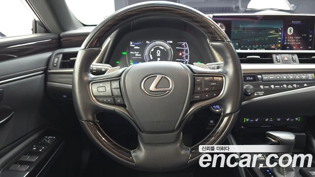 Lexus ES 2019 — photo 13