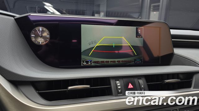 Lexus ES 2019 — photo 15