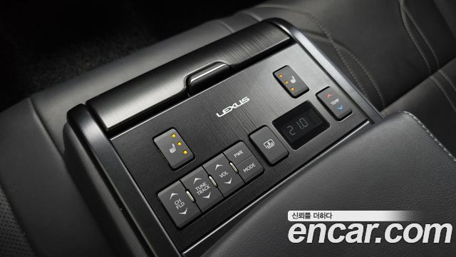 Lexus ES 2019 — photo 16