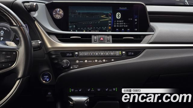 Lexus ES 2019 — photo 19