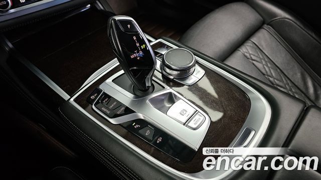 BMW 7-Series 2016 — photo 9