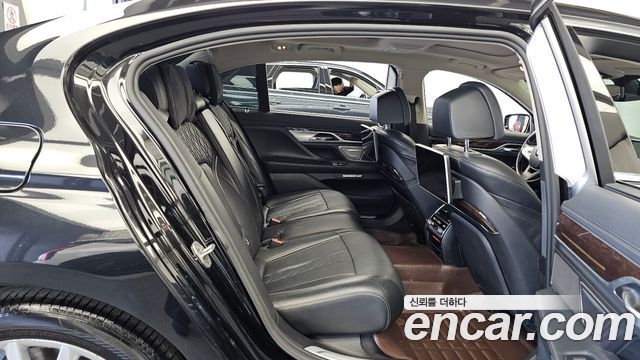 BMW 7-Series 2016 — photo 12