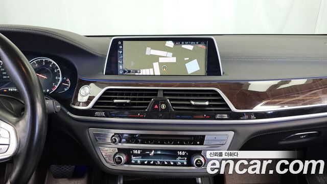 BMW 7-Series 2016 — photo 14