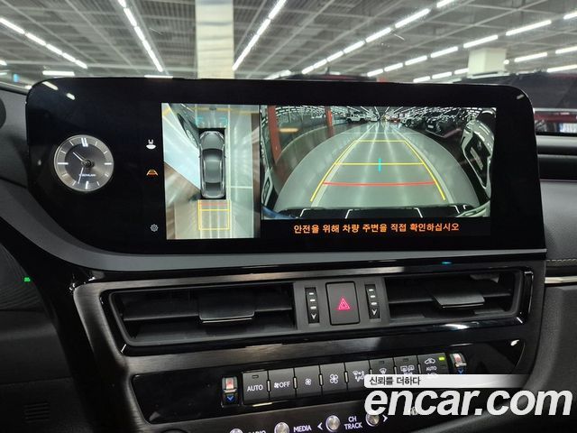 Lexus ES 2023 — photo 9