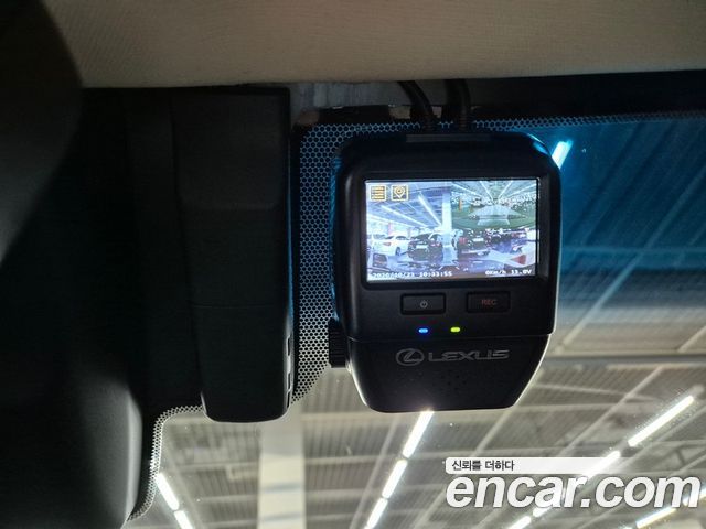 Lexus ES 2023 — photo 12