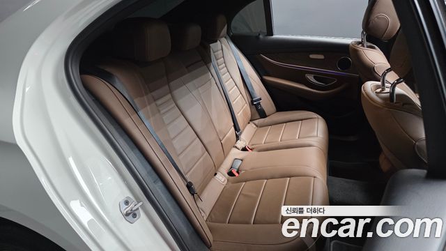 Mercedes-Benz E-Class 2022 — photo 17
