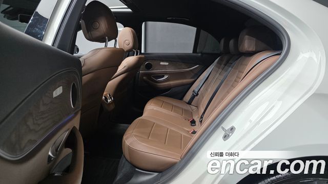 Mercedes-Benz E-Class 2022 — photo 18