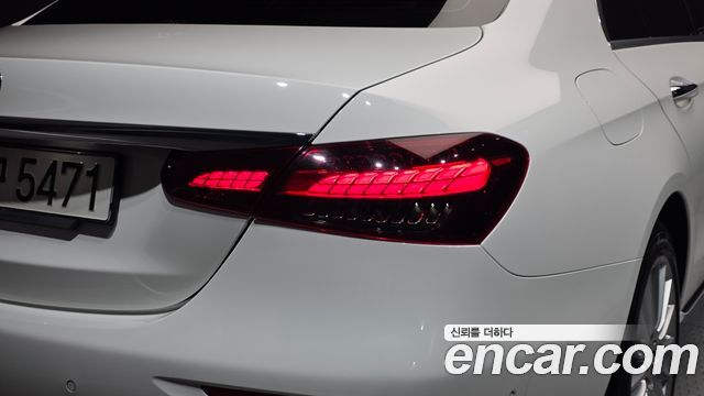 Mercedes-Benz E-Class 2022 — photo 9