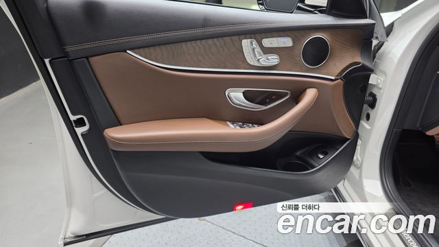 Mercedes-Benz E-Class 2022 — photo 14