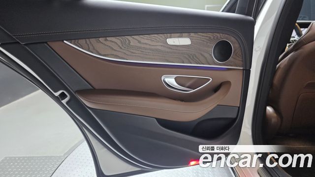 Mercedes-Benz E-Class 2022 — photo 15