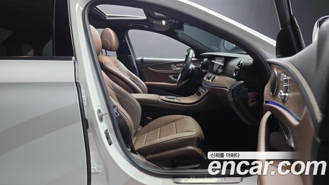 Mercedes-Benz E-Class 2022 — photo 16