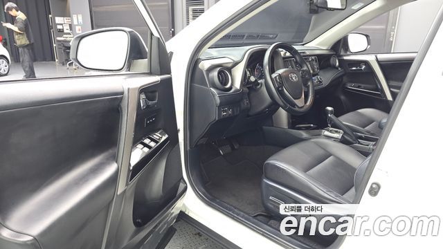 Toyota RAV4 2018 — photo 13