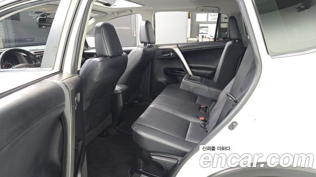 Toyota RAV4 2018 — photo 17